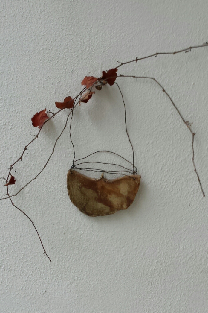 natuurobject keramische vorm van het blad  van de ginkoboom en takje met bladeren,  keramisch object 6 cm x 3cm, 2014