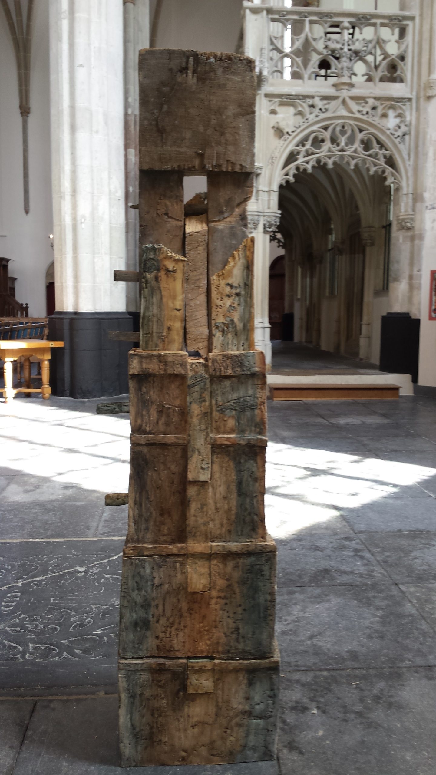 Gedenken het stuk hout met de boktor van de zolder van de Joriskerk, 2015 Keramiek en hout,, 200 cm x 55 cm x 40 cm