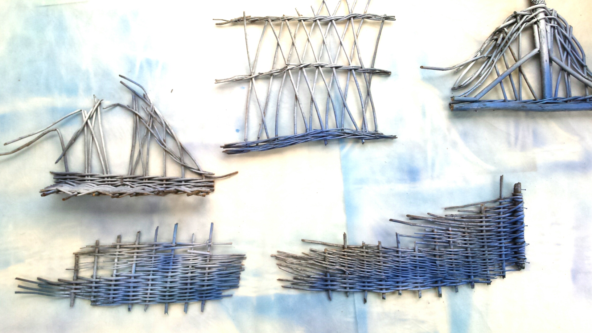 De reis van verbeelding  -De stad Luchtiga/Lucifera- rieten bouwsels op doek installatie 200cm x 300cm  5 schepen ca. 40cm x 50cm