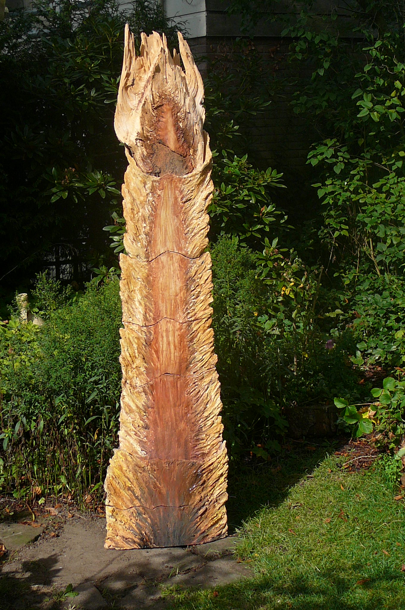 Donar, Dondergod Techniek: keramiek en hout van een kastanjeboom waar de bliksem ingeslagen heeft Afmetingen: h 205 x  52 x  30 cm 2013