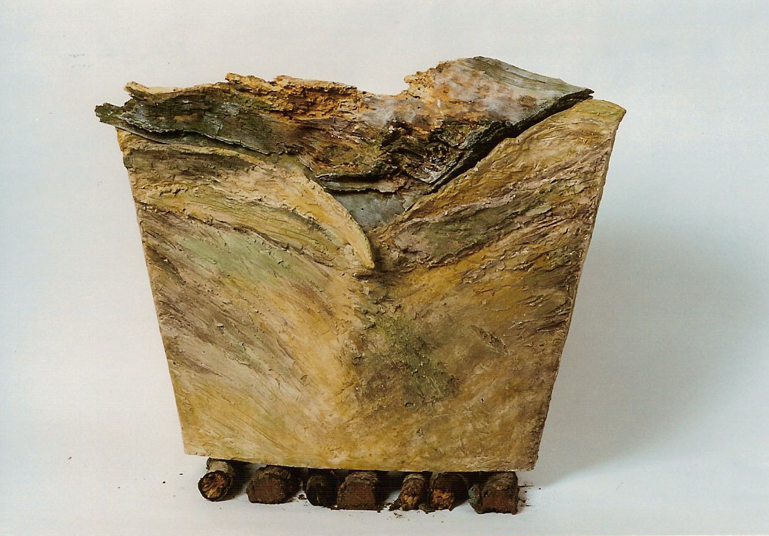 Urn voor een stuk berkenhout keramiek en hout 67 x 55 x 15 cm